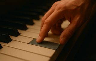Eine graue Taste auf einem Klavier symbolisiert den Zwischenton